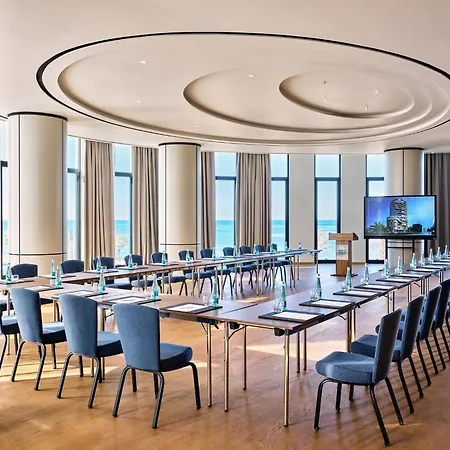 ホテル Crowne Plaza By Ihg ドゥラス