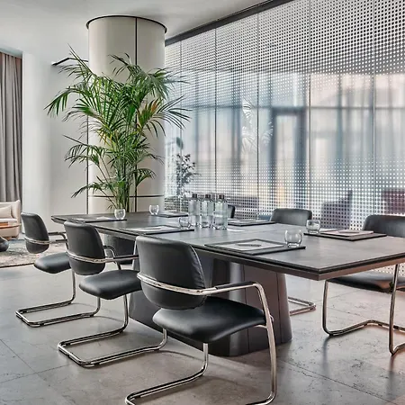 Crowne Plaza By Ihg ホテル